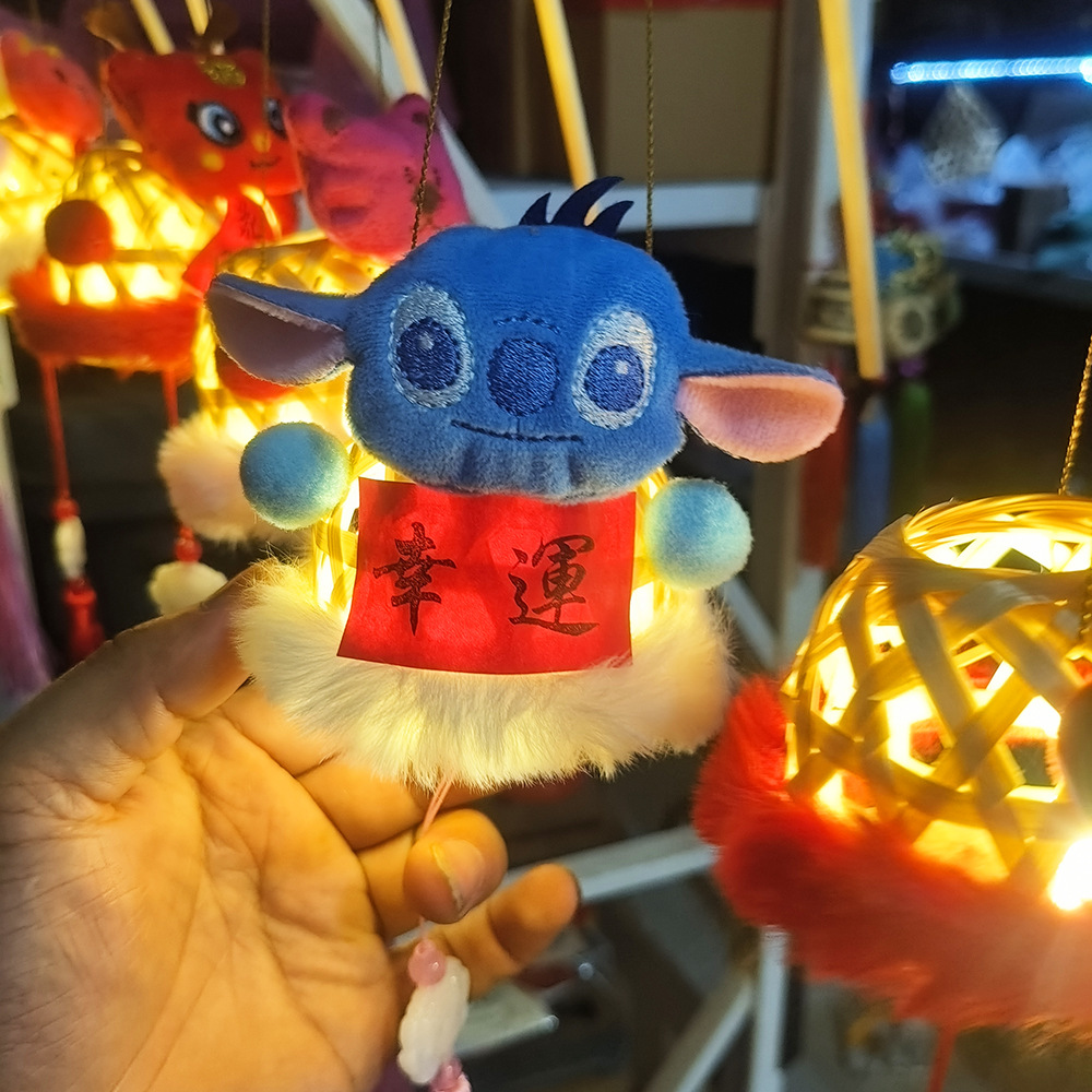 Lantern stalls with ancient-style plush toys and bamboo weaving that glow are also popular tourist attractions. Hand-held lanterns, Mid-Autumn Festival small lanterns, Mid-Autumn Festival little rabbits, and small maneki Neko pendants pic 23