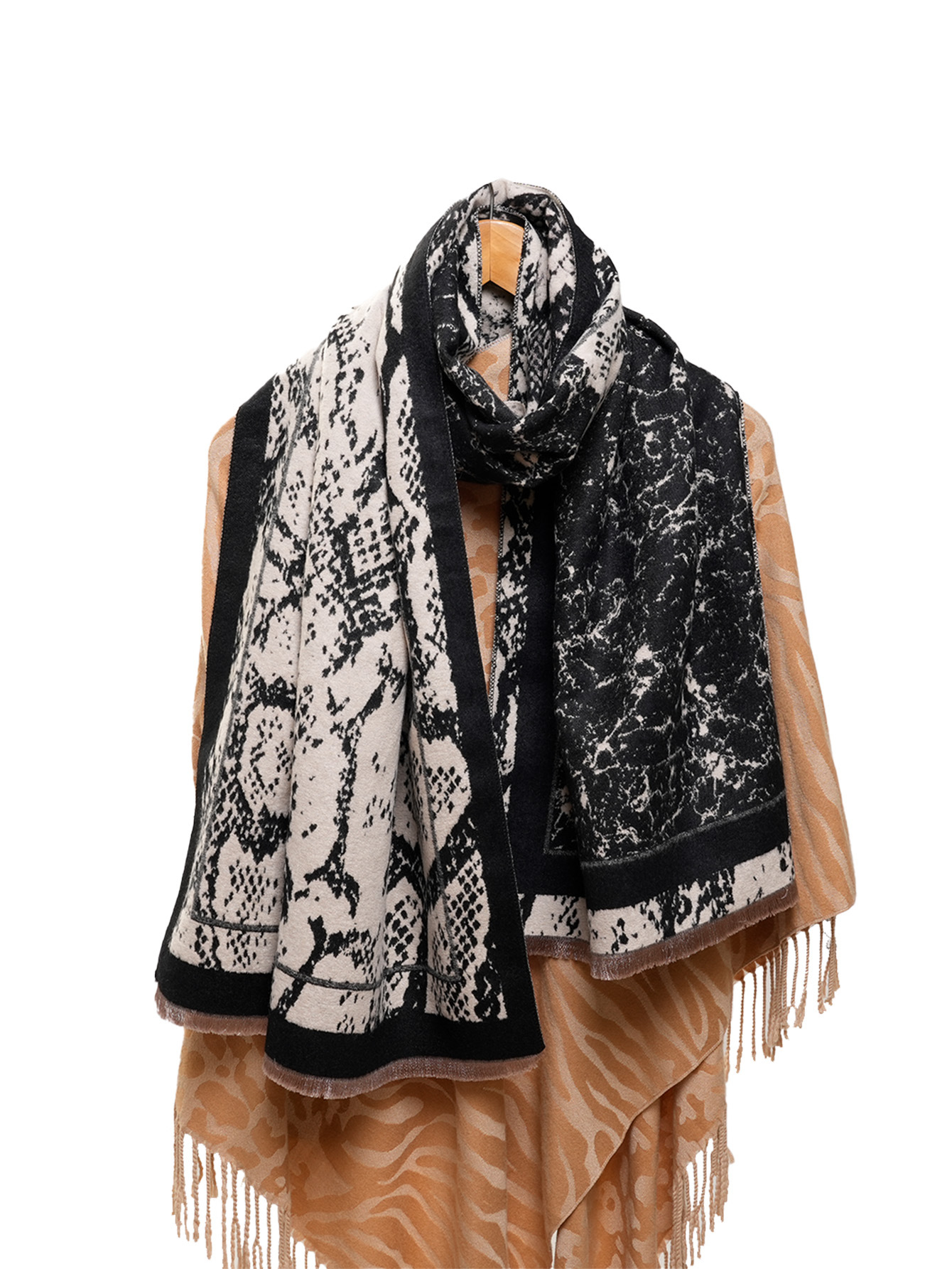 厂家直销文艺复古风仿羊绒蛇纹女围巾秋冬外搭防寒加厚高质量披肩详情4