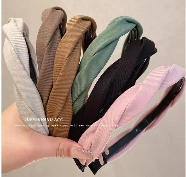 In the summer of 2025, a simple black hair band with a high top of the head is perfect for women. It is a versatile headband that can help press the hair and prevent slipping. It is also a hair tie and headwear pic 1