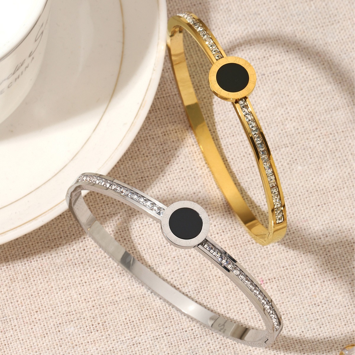 Stainless steel bracelet, a fashionable and niche double-ring buckle bracelet for women, a new 18K gold-plated titanium steel bracelet on Instagram pic 1