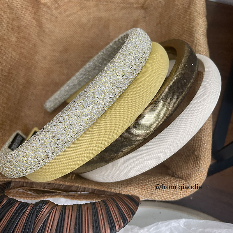 This is a high-end Korean hairband for women to wear on a daily basis. It is a slim sponge hair accessory that can increase the height of the top of the head. New style 2025 pic 1