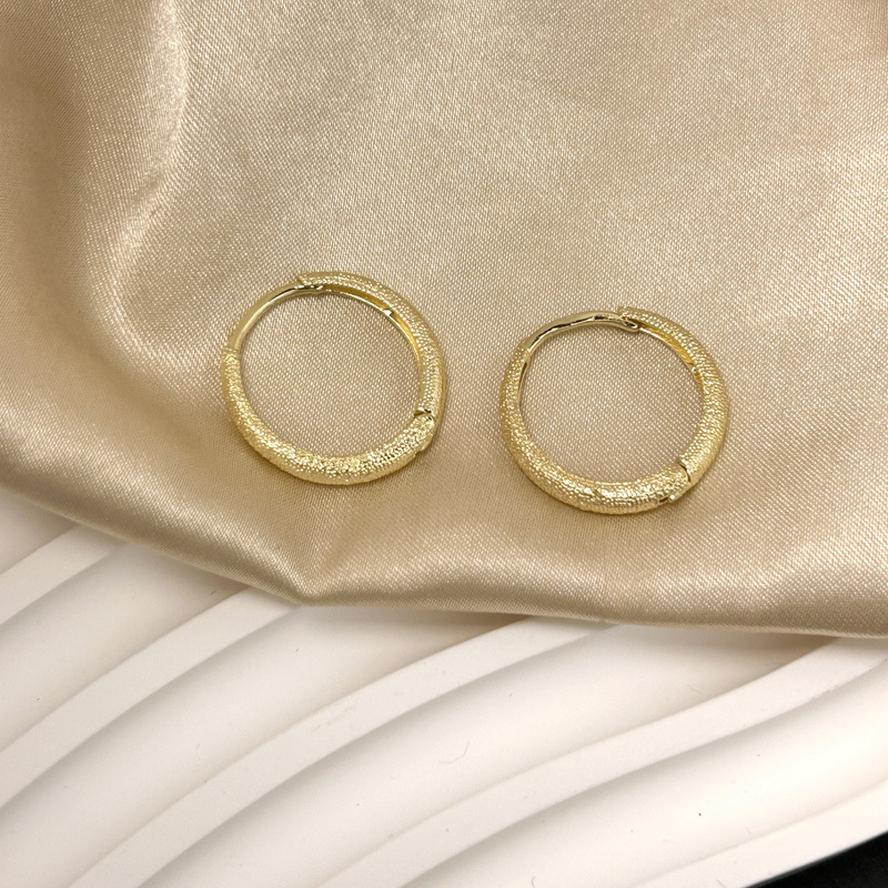 Gold and silver simple matte ear loops and ear buckles, 2025 new style exaggerated earrings, niche and unique, round face slimming earrings for women pic 19