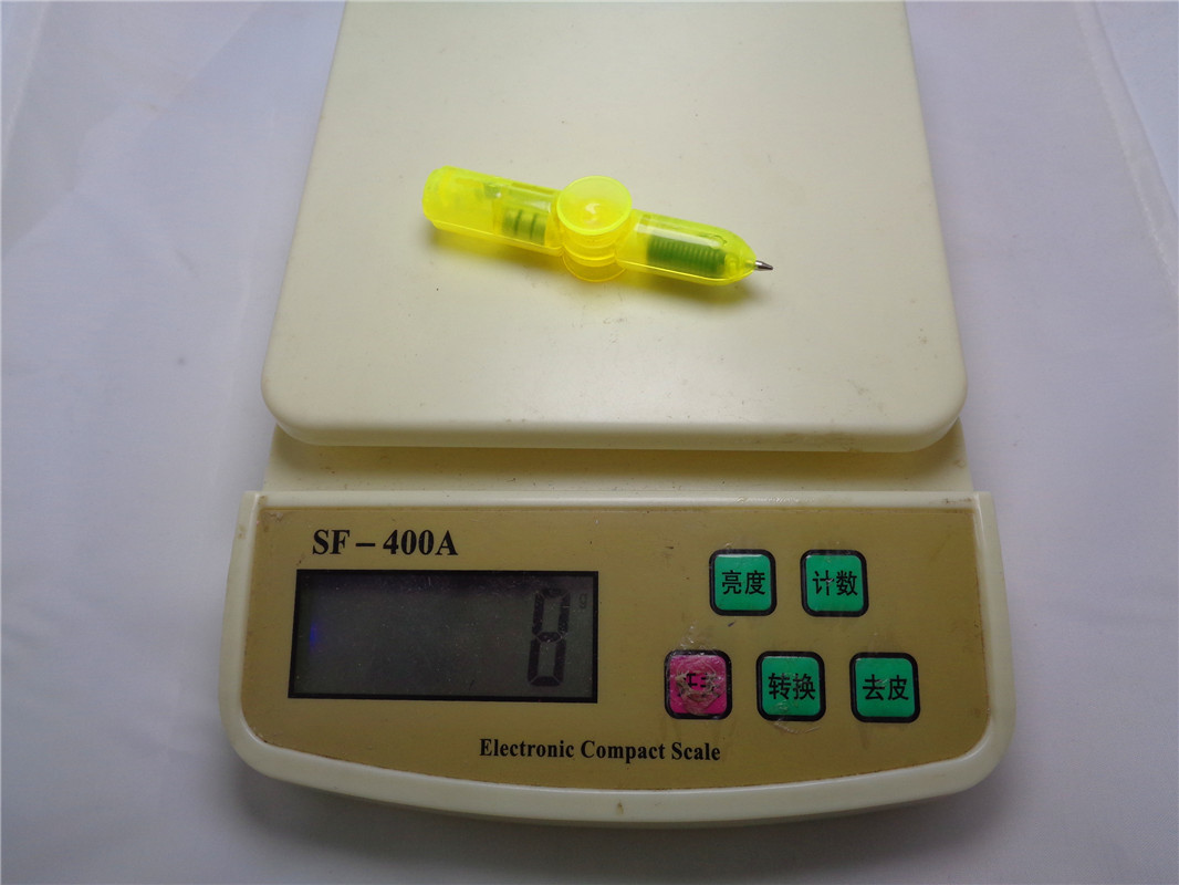 The popular light-emitting plastic toys, the seven-color interfinger light-emitting gyroscope pen and the mini student gift pen, are selling well at the street stall pic 4