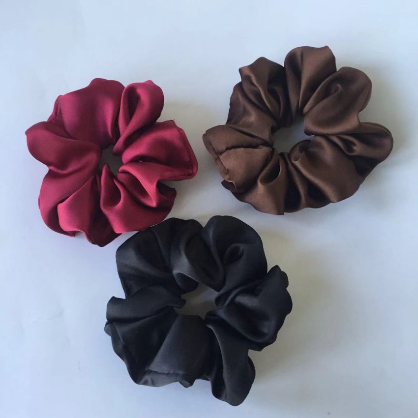 The high-end satin large intestine hair band is 12 cm long, with a simple and elegant style. The hair is tied with a ponytail and comes in a pure plain color of flower red, black and coffee pic 11