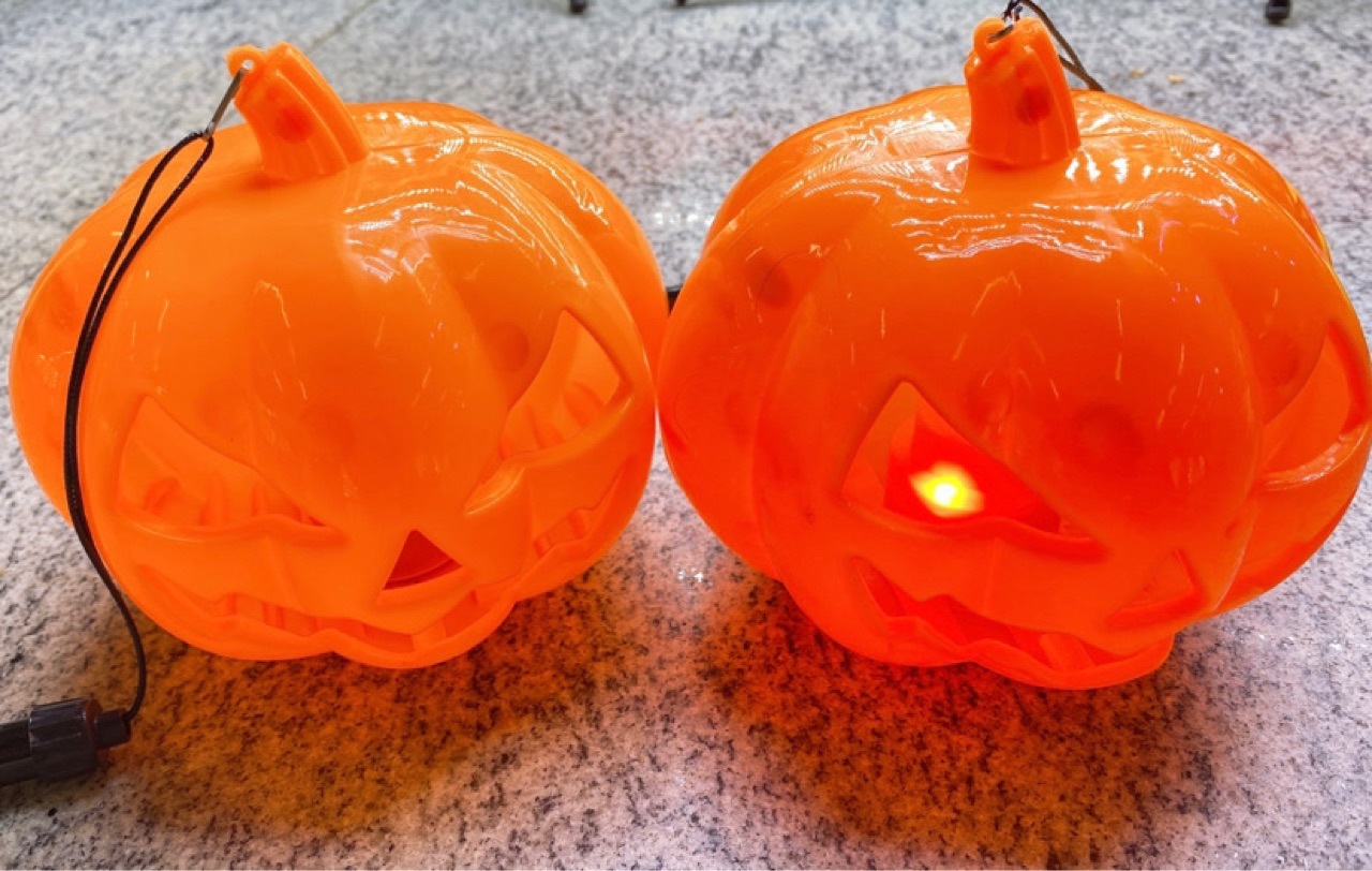 Halloween hand-held pumpkin lantern, large and small hollowed-out music and light pumpkin lantern, large and small hollowed-out hand-held pumpkin lantern pic 3
