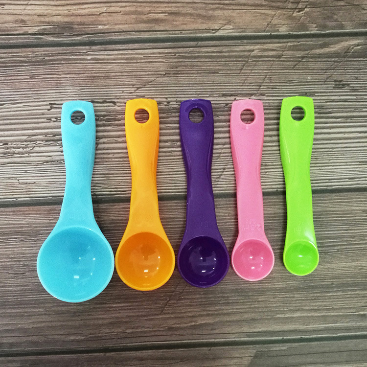 A set of 5 plastic graduated color measuring spoons pic 4