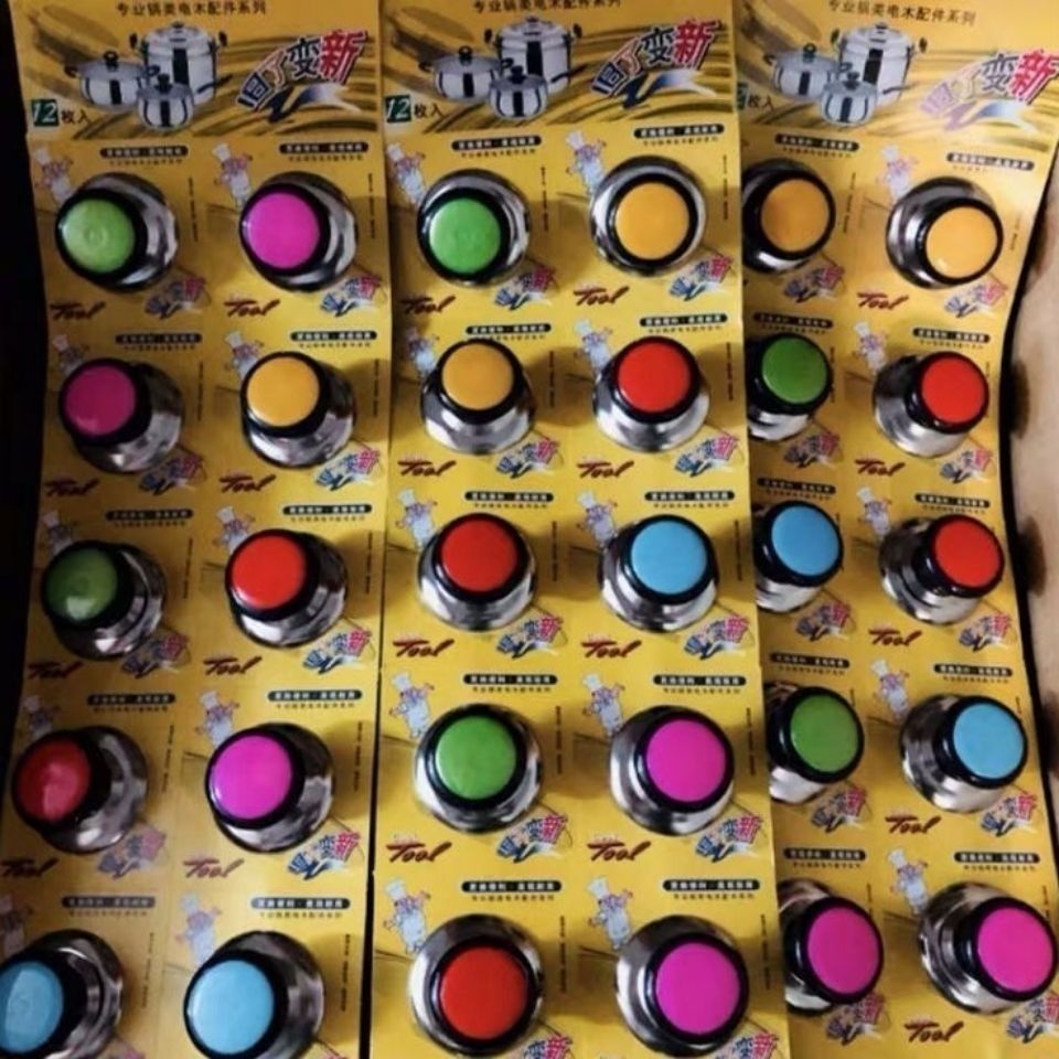 The one-yuan store offers a colorful plastic pot, a ding pot, for 1 yuan. The store uses kitchenware accessories such as plastic pot LIDS and handles pic 3