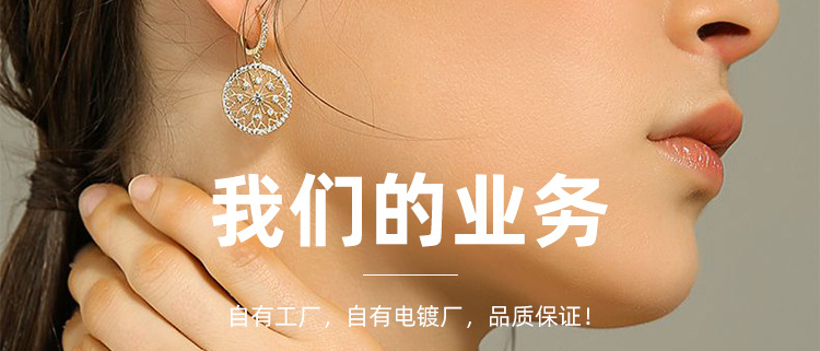 The new Korean version of the S925 silver diamond-encrusted four-leaf clover bracelet, featuring a simple and elegant style for women, is selling well pic 1