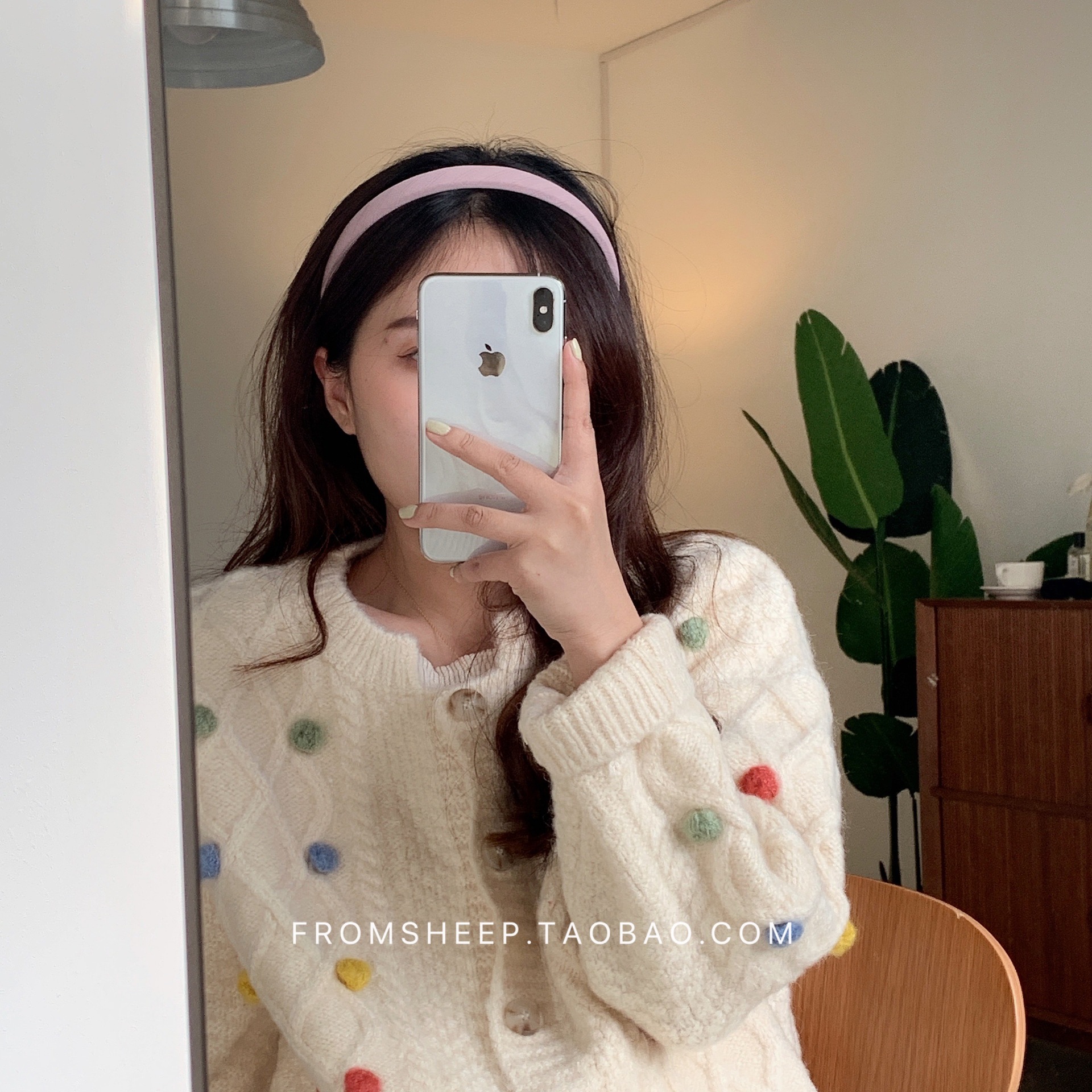 Korean-style hairbands for women in 2025 are trendy and versatile for going out. The headband is simple and elegant, and the hairpin is a popular online hair accessory with wide edges and a sweet look pic 30