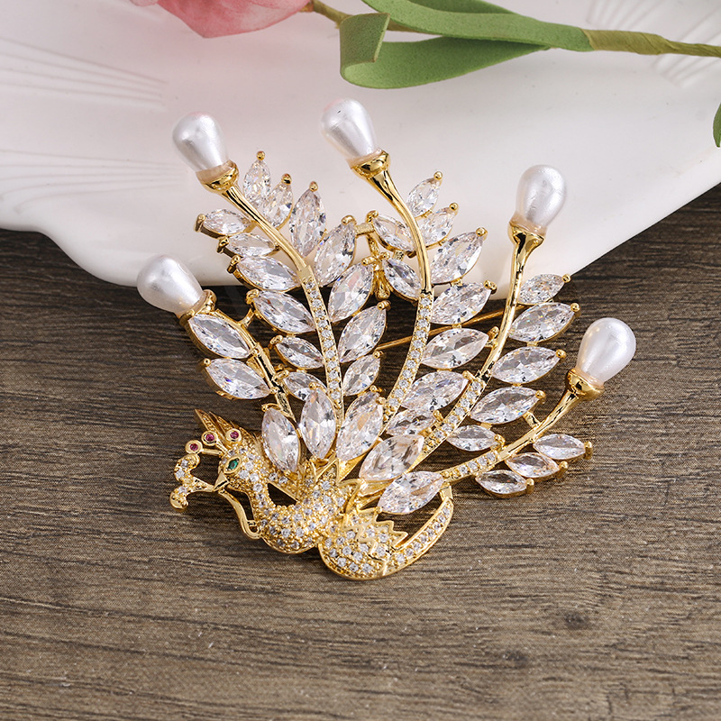 欧美时尚锆石孔雀胸针 奢华珍珠胸花 保色电镀丝巾别针衣服配饰品详情2