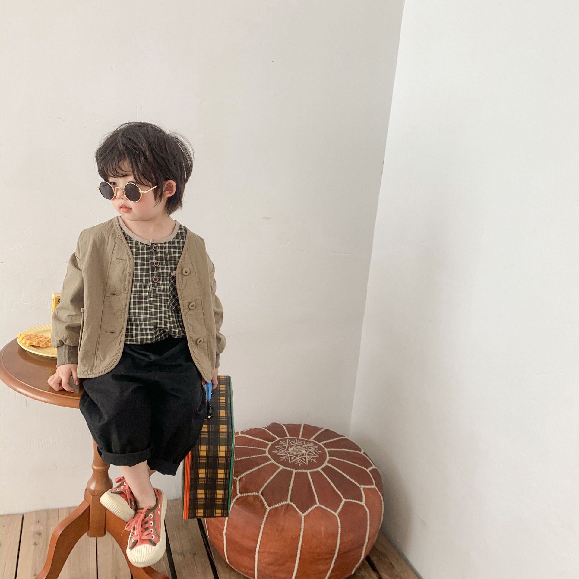 For the Spring and autumn of 2024, solid-color short jackets for children, a literary style for both boys and girls, and a small cardigan with a Japanese style as outerwear are all trendy pic 29