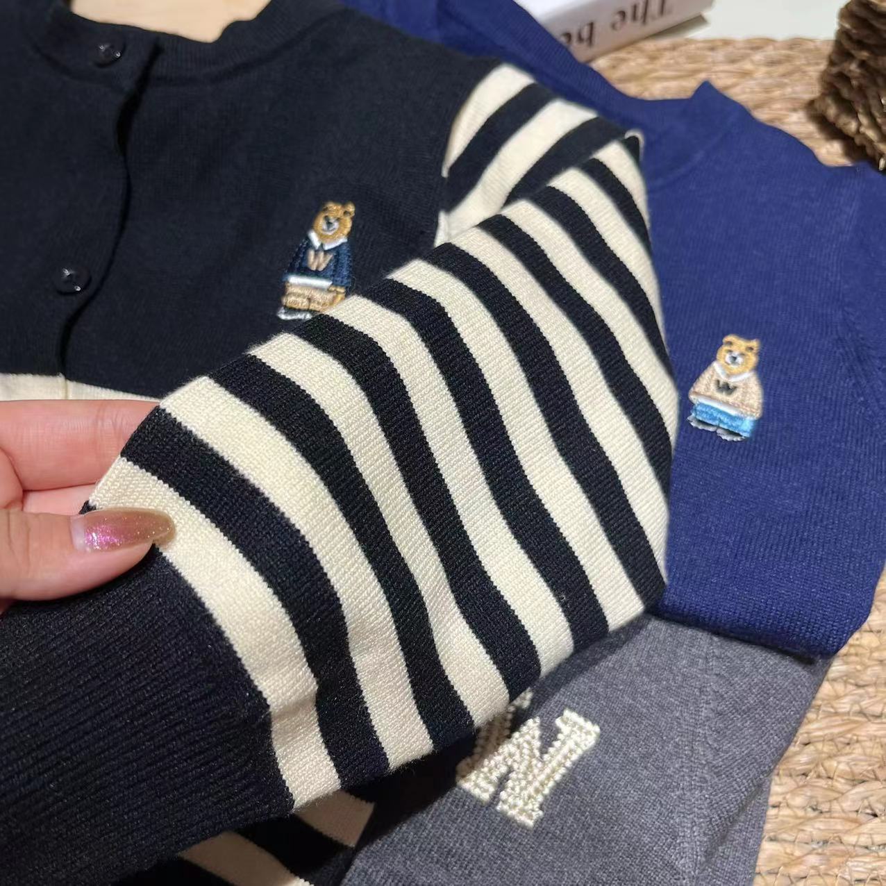 儿童毛衣开衫2022秋冬学院风卡通熊刺绣宝宝小外套男女童跨境专供详情15