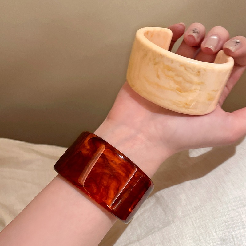 Wide-edge acrylic acetate bracelet, a retro ins-style, niche design for women, is a versatile accessory for students and best friends pic 7