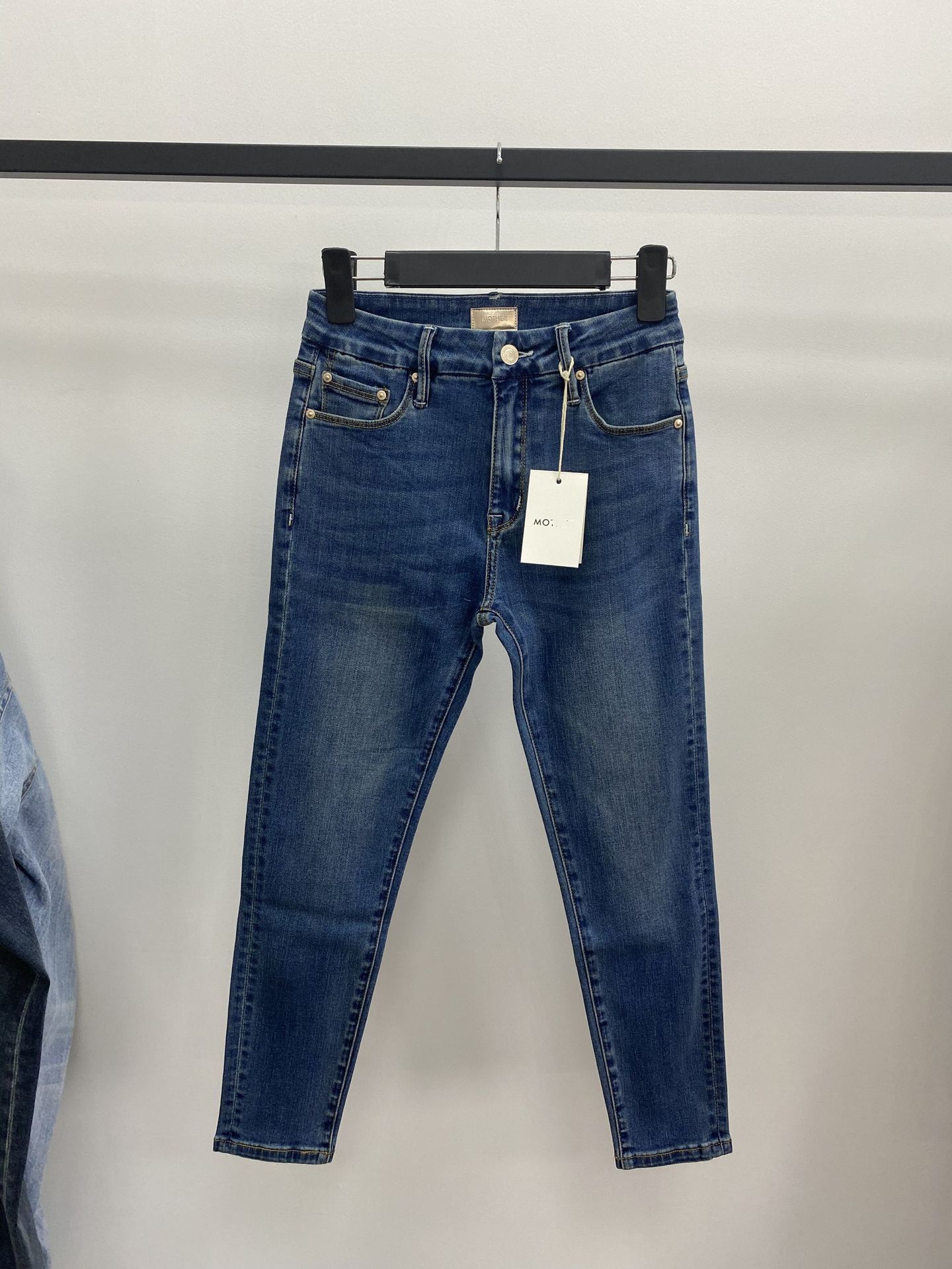 The new Mother high-waisted 9-inch high-elasticity skinny jeans, which are the same style as those worn by European and American bloggers, can lift the buttocks and make you look slimmer. Korean style jeans for women pic 37