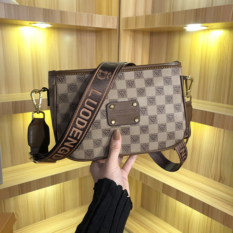 时尚宽肩带女包2023新款百搭字母印花潮流腋下包高级感气质单肩包详情6