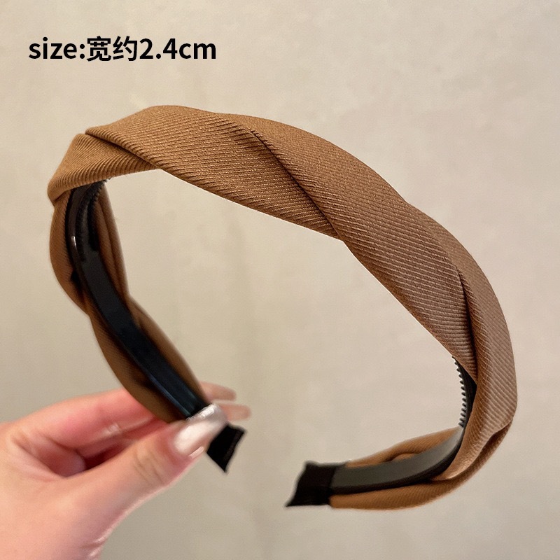 In the summer of 2025, a simple black hair band with a high top of the head is perfect for women. It is a versatile headband that can help press the hair and prevent slipping. It is also a hair tie and headwear pic 8