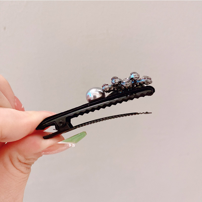 Black rhinestone velvet bangs clip with a high-end look, side clip with a duckbill clip and a small Chanel style, pearl rhinestone hair clip at the back of the head pic 49