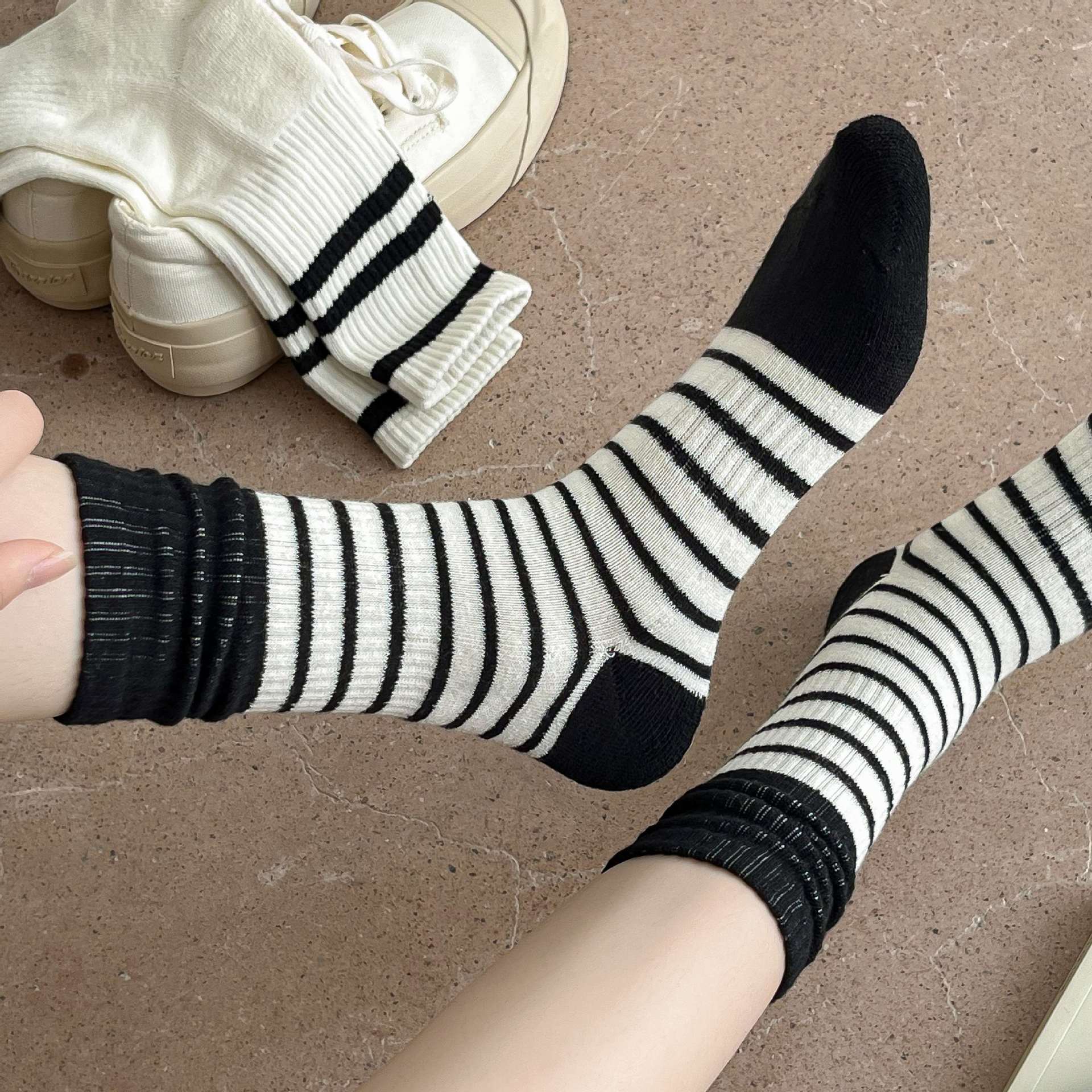 New autumn and winter collection: Thickened loop mid-calf socks for women, Korean-style sports, versatile striped socks, double-needle ins trendy pile socks pic 7