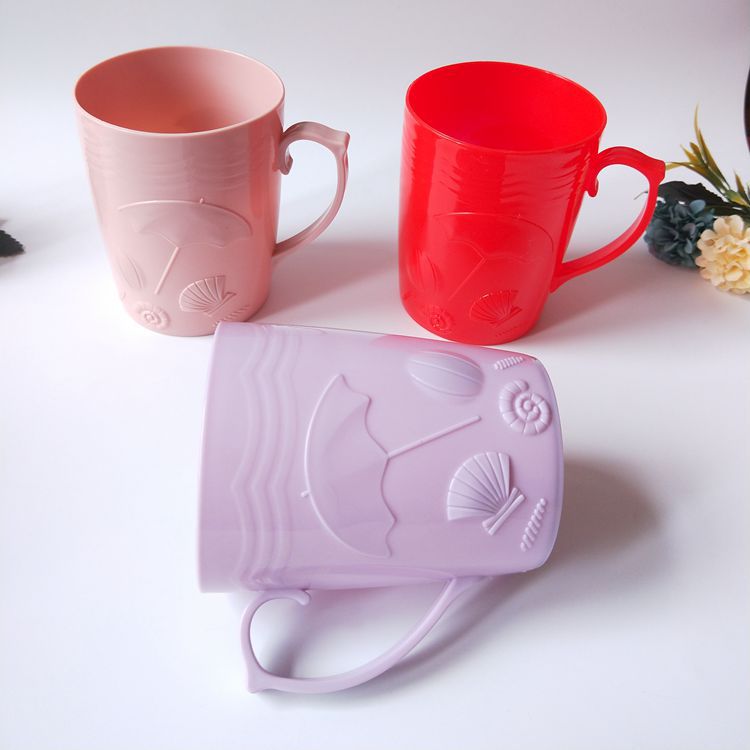 1-yuan store wholesale of plastic cups, drinking cups, colored engraved water cups and brushing cups pic 5