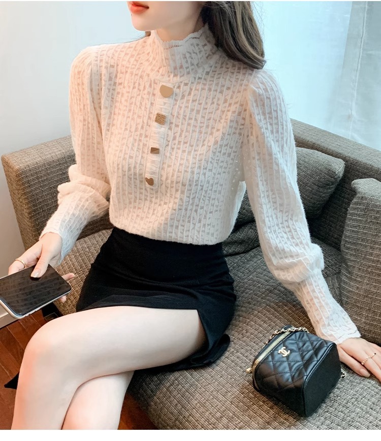 For the 2022 autumn and winter collection, women can wear a small stand-up collar with an elastic and form-fitting lace base layer and a thick fleece top pic 25