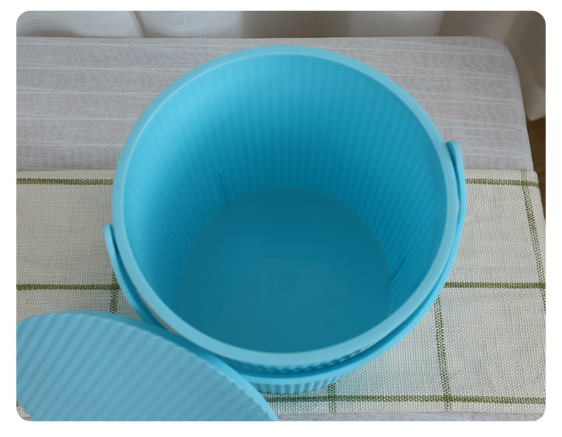 The manufacturer wholesals thickened plastic fishing buckets in macaron color, which can be carried by hand with a lid and are round for storage. They are multi-purpose buckets for bathing pic 9