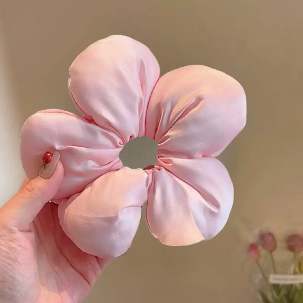 The 2025 new tulip flower large intestine hair band is highly elastic and can increase hair volume at the back of the head. It is a fluffy hair tie and a versatile hair accessory pic 4