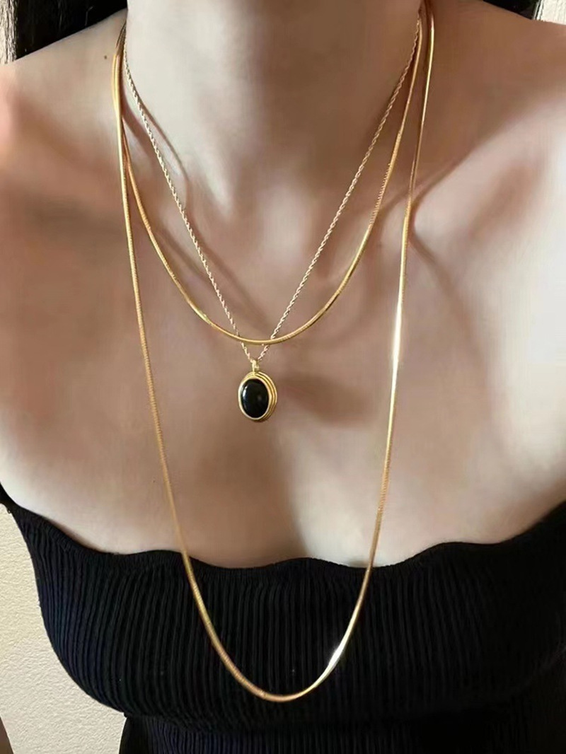Korean simple square long snake bone necklace, gold-plated brass for women, high-end and versatile collarbone chain sweater chain for autumn and winter pic 3