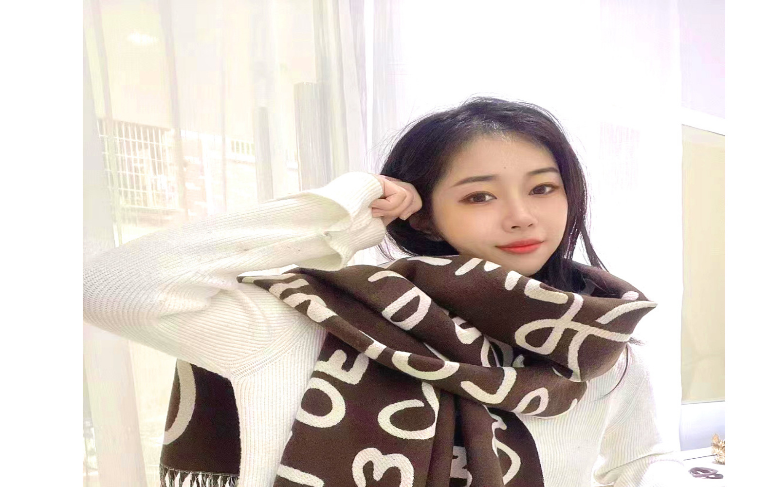 新款大牌涂鸦logo字母金丝款仿羊绒围巾女Lw冬季披肩保暖时尚详情17