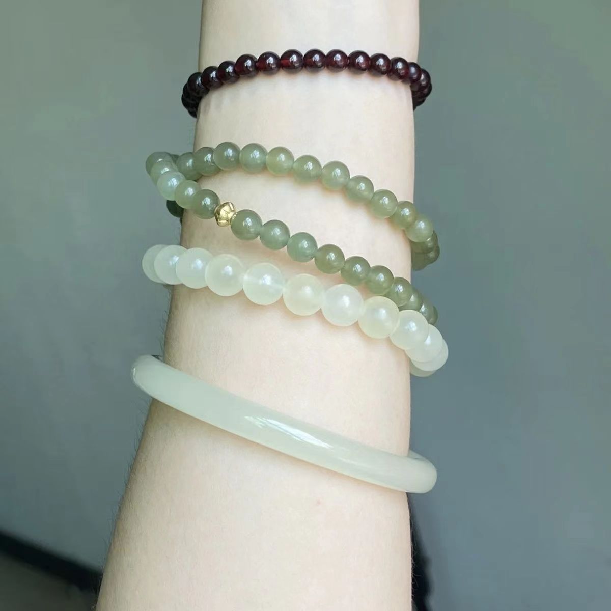 A light and white jade bracelet for women, with an elegant and gentle ancient style and a clear water color as a gift pic 5