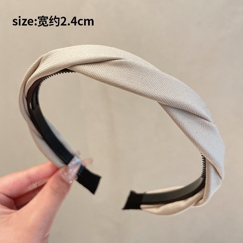 In the summer of 2025, a simple black hair band with a high top of the head is perfect for women. It is a versatile headband that can help press the hair and prevent slipping. It is also a hair tie and headwear pic 11