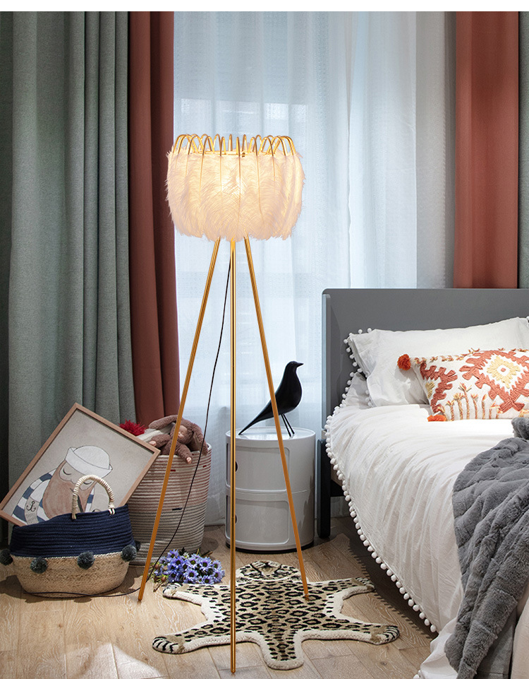 Factory direct sales, popular American-style feather floor lamps, princess bedroom ostrich feather lamps, light luxury European-style living room floor lamps pic 1