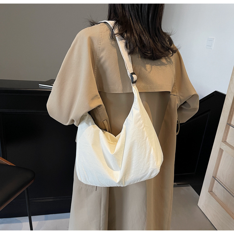 防水尼龙布袋斜挎包2024新款百搭饺子包简约百搭大容量上课单肩包详情24