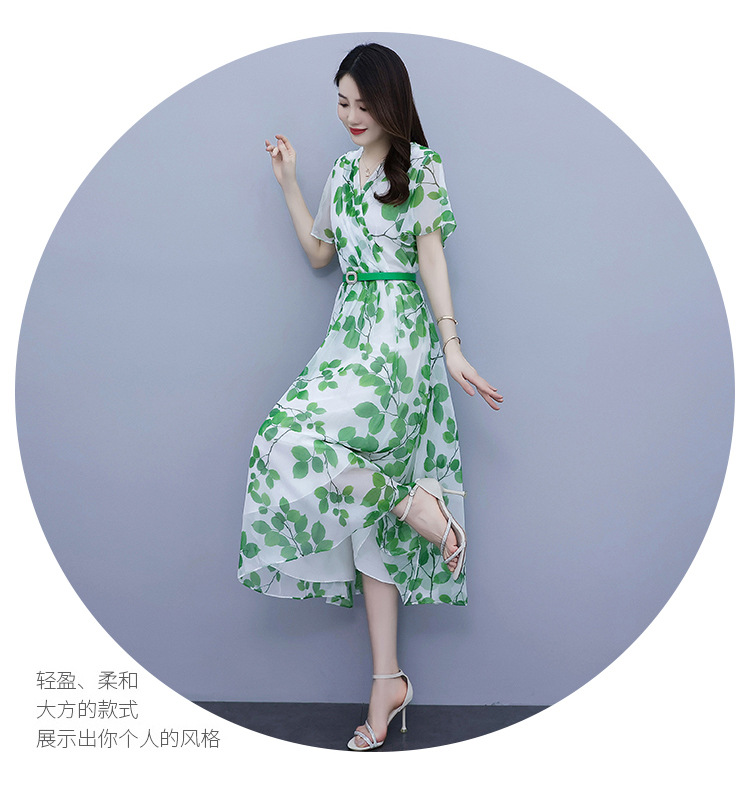 This fresh and elegant chiffon floral dress is a new early autumn style with a tie that cinches the waist and slimming the figure. It is a fashionable and youthful long dress for summer pic 15