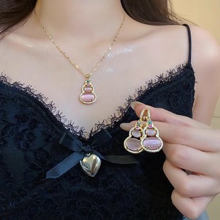 The retro and simple Ankela red necklace exudes a sense of sophistication and fashion for women. The collarbone chain features a niche design and is a heart-shaped accessory pic 3