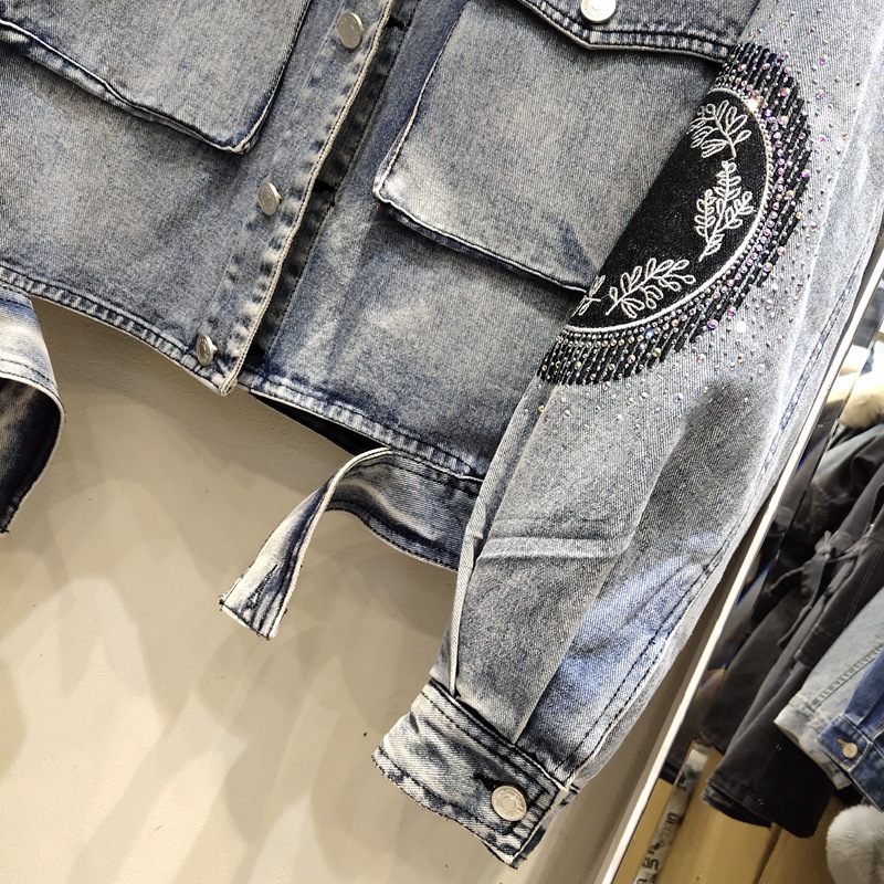 帮手描述图：小个子短款烫钻牛仔外套女真狐狸毛领可拆卸羽绒内胆