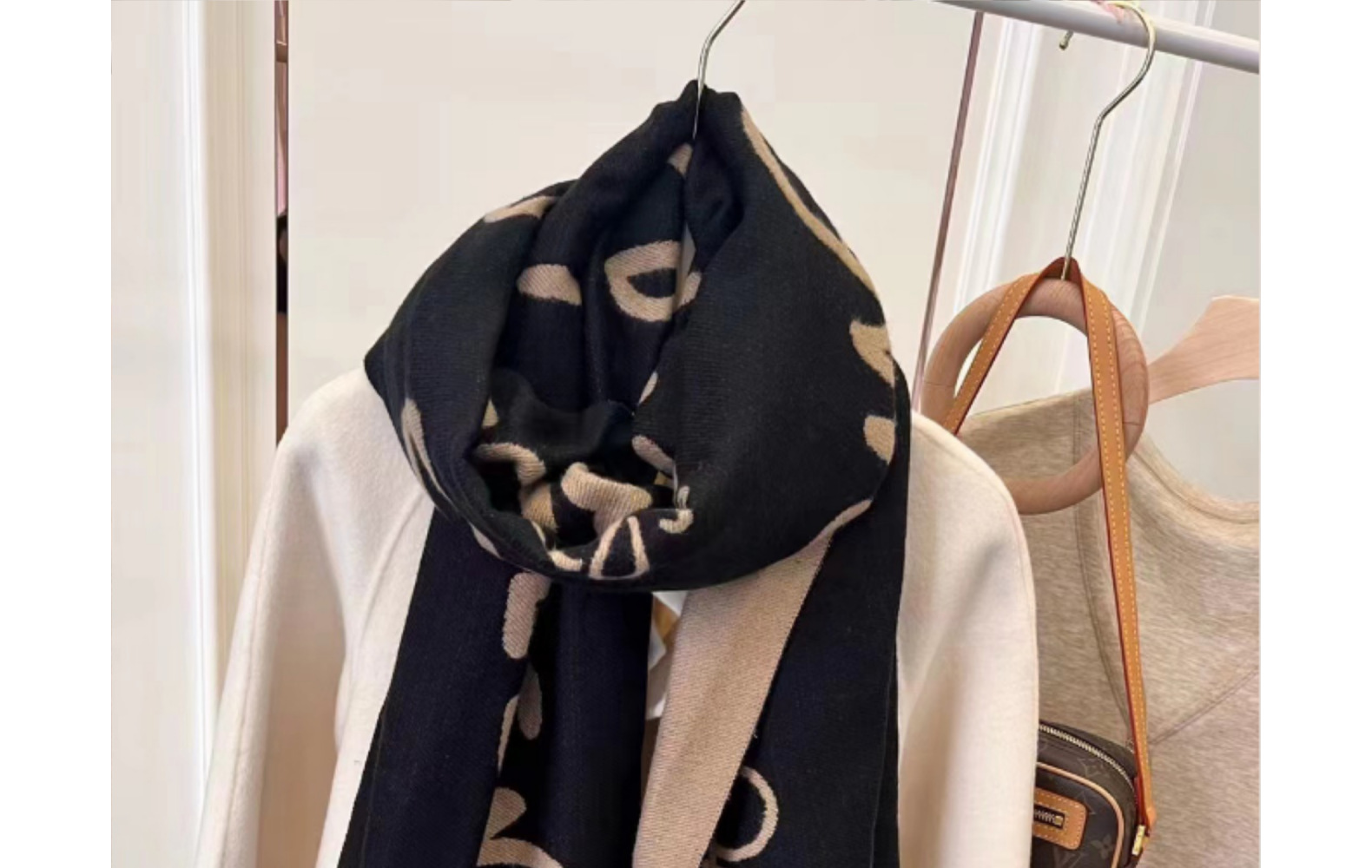 新款大牌涂鸦logo字母金丝款仿羊绒围巾女Lw冬季披肩保暖时尚详情13