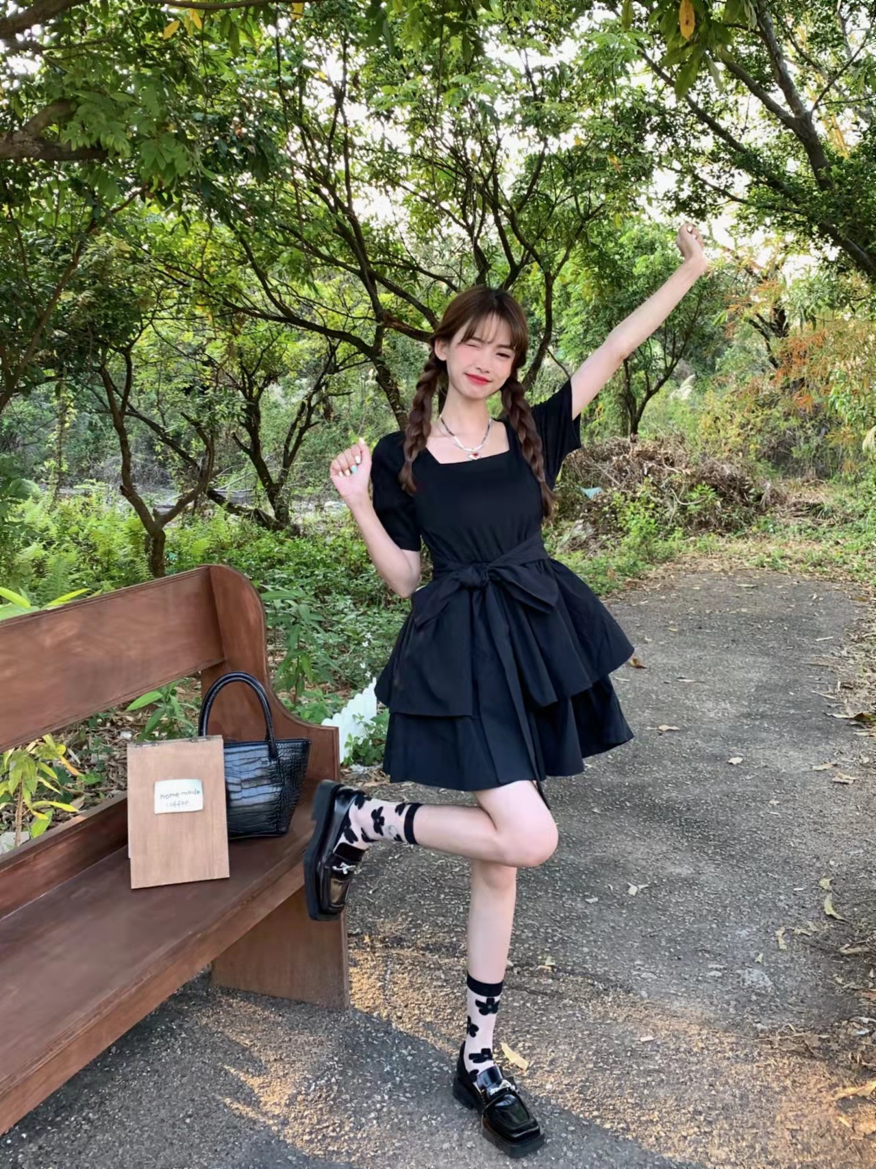 The new summer dress features a French Herben style with a slimming and elegant appearance. It is a trendy short-sleeved pleated dress with a bow tie and a cinched waist pic 11