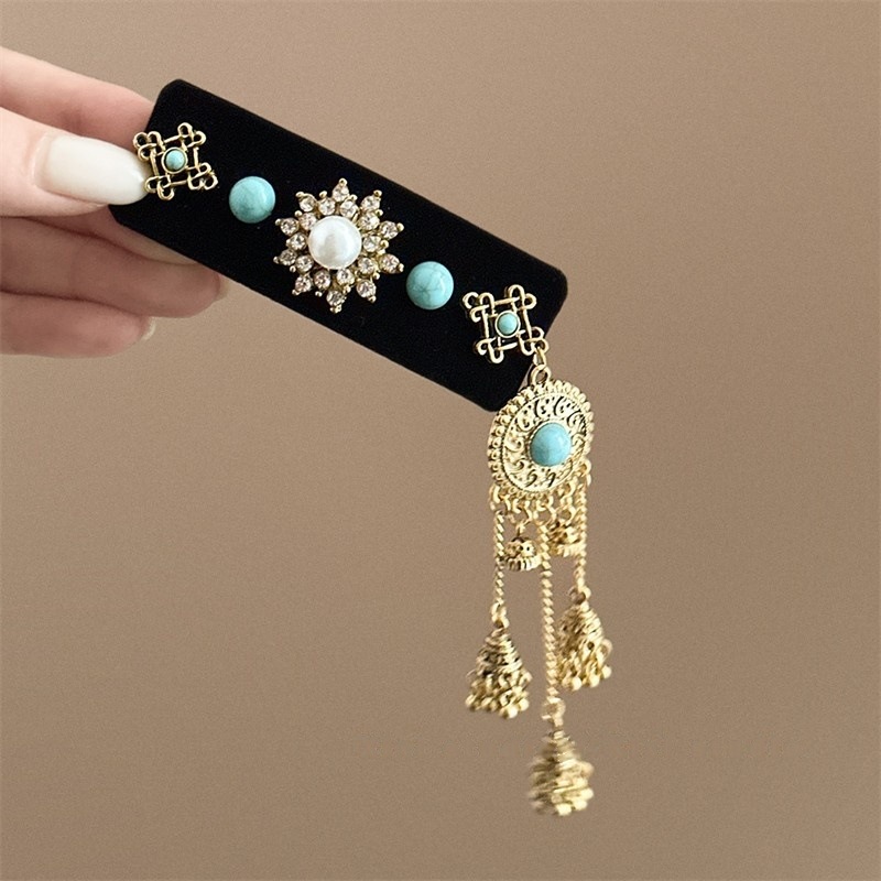 The retro ethnic style bell tassel hair clip, new Chinese style broken hair clip, 2025 new niche Chinese style design bangs clip from the national trend series pic 3