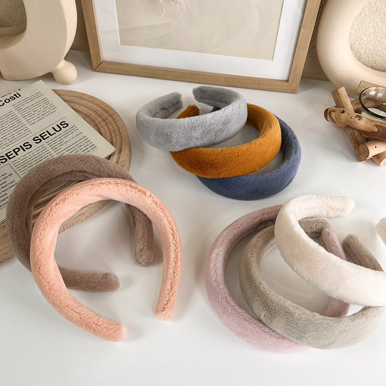 The Korean autumn and winter plush texture sponge thickened hair band has a simple and ladylike style. When washing your face, it can press down the hair and create a fluffy hair band for women pic 6