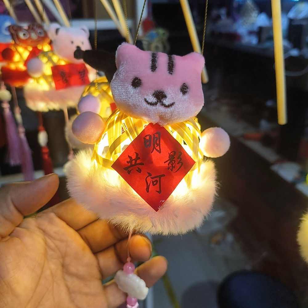Lantern stalls with ancient-style plush toys and bamboo weaving that glow are also popular tourist attractions. Hand-held lanterns, Mid-Autumn Festival small lanterns, Mid-Autumn Festival little rabbits, and small maneki Neko pendants pic 20