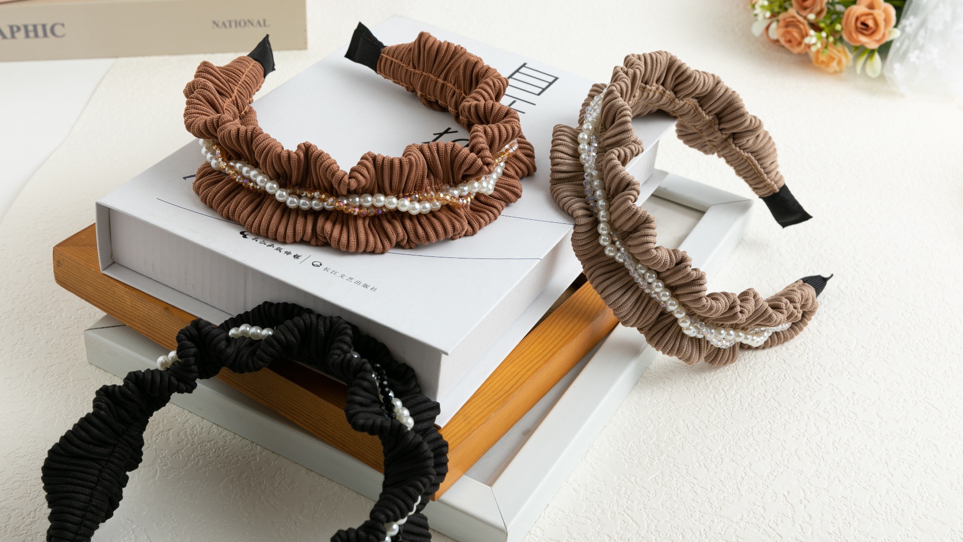 The 2024 autumn/winter new pleated wide-edge pearl and diamond-encrusted light luxury hair band exudes a sense of sophistication, simplicity and fashion, and is a versatile headband for women pic 7