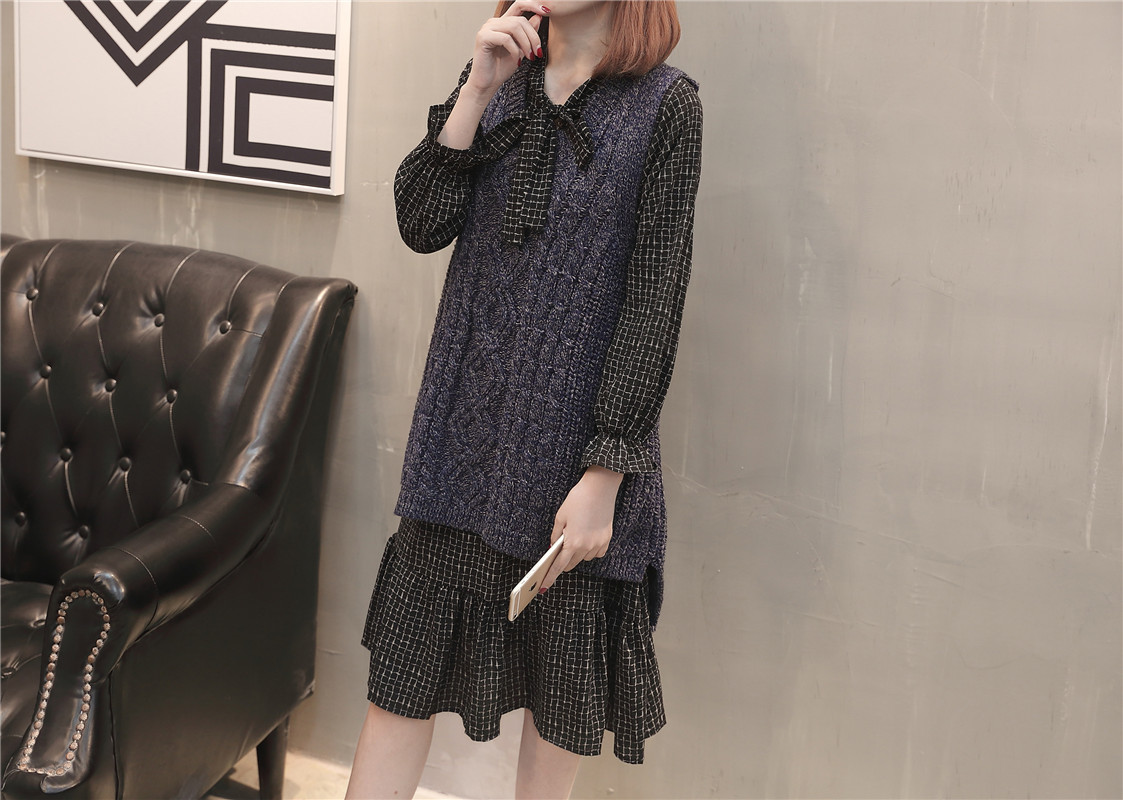 A new and stylish spring outfit for plus-size women, featuring a loose sweater, tank top and skirt that accentuates your figure pic 16