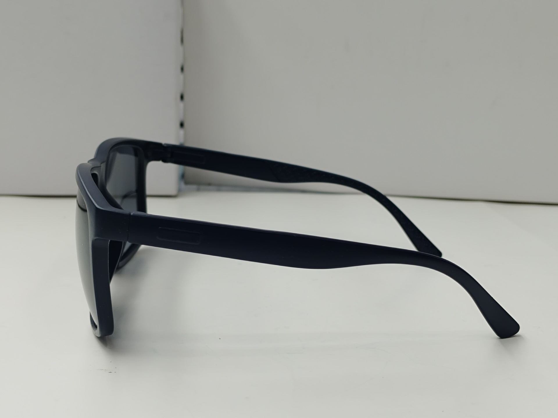 2024新款男士塑料休闲运动太阳镜 时尚轻便地摊墨镜 眼镜厂家直销批发 防紫外线保护眼睛详情20