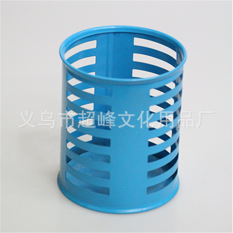 条纹镂空笔筒浅蓝