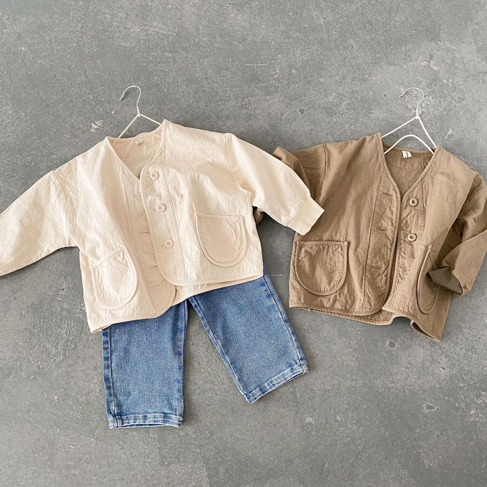 For the Spring and autumn of 2024, solid-color short jackets for children, a literary style for both boys and girls, and a small cardigan with a Japanese style as outerwear are all trendy pic 7
