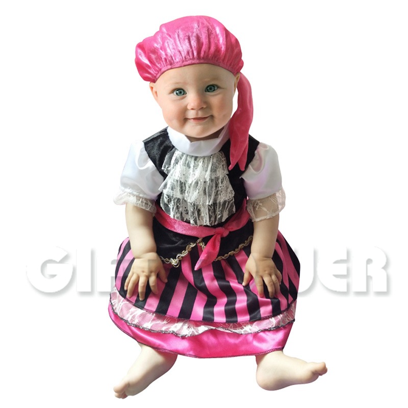 أطفال صغار القراصنة الصغار في عيد القديسين الهالويين pic 3