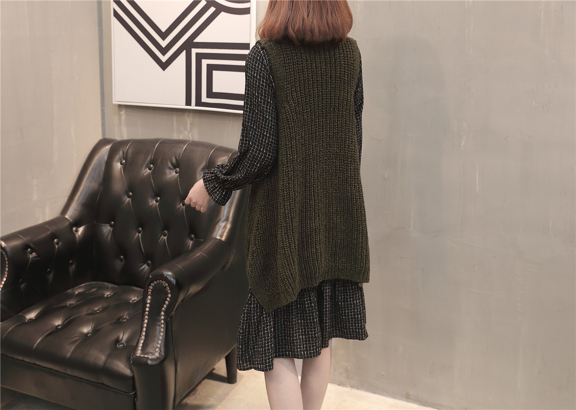 A new and stylish spring outfit for plus-size women, featuring a loose sweater, tank top and skirt that accentuates your figure pic 25