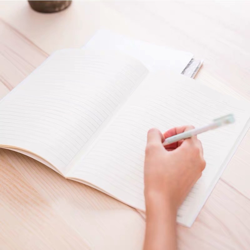 New transparent rubber-covered notebooks, notebooks, and stationery are available for wholesale at the two-yuan store pic 2
