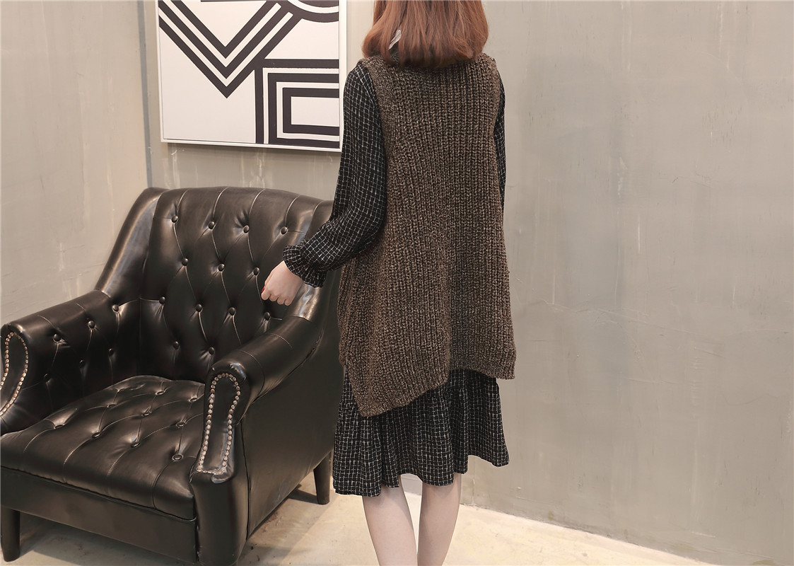 A new and stylish spring outfit for plus-size women, featuring a loose sweater, tank top and skirt that accentuates your figure pic 37