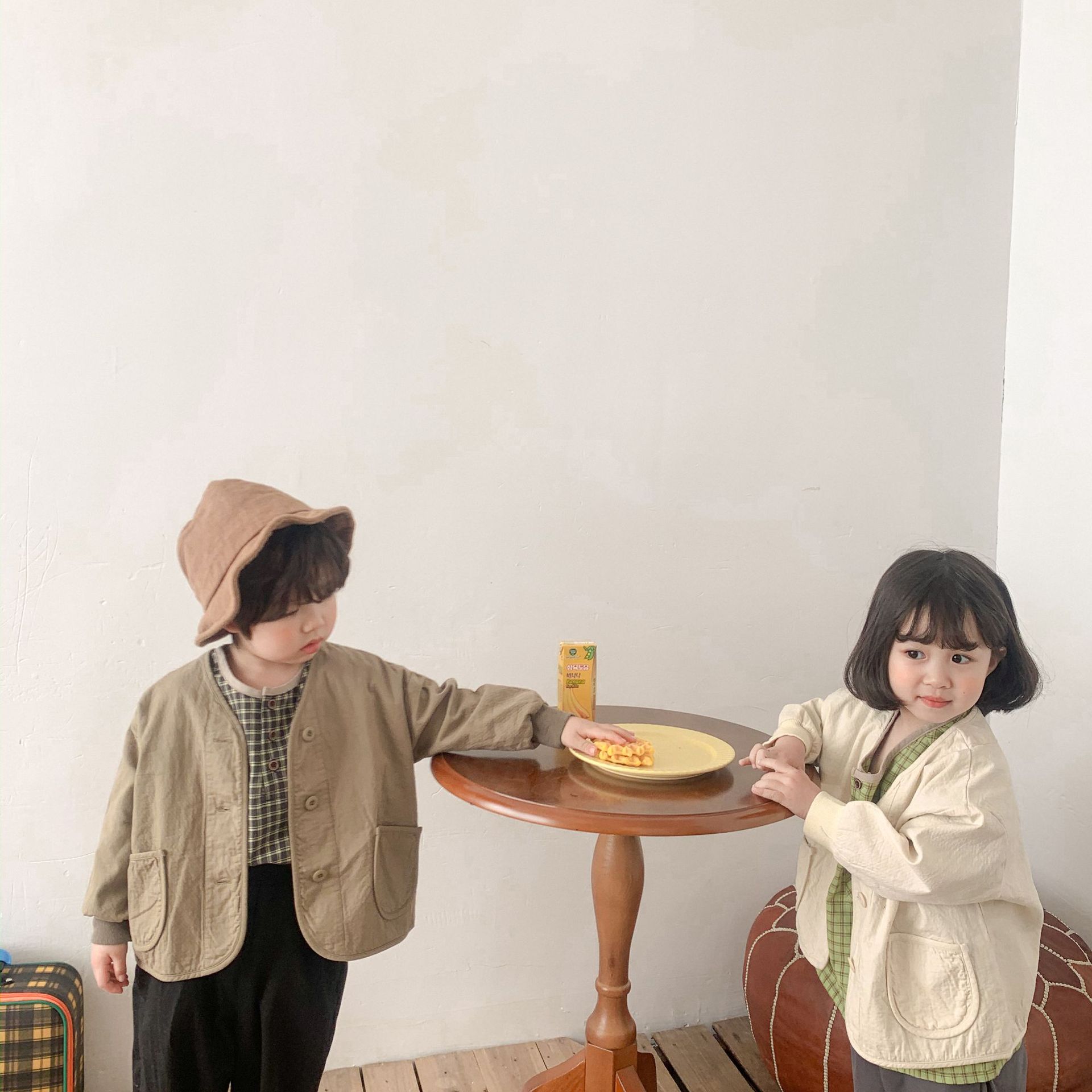 For the Spring and autumn of 2024, solid-color short jackets for children, a literary style for both boys and girls, and a small cardigan with a Japanese style as outerwear are all trendy pic 11